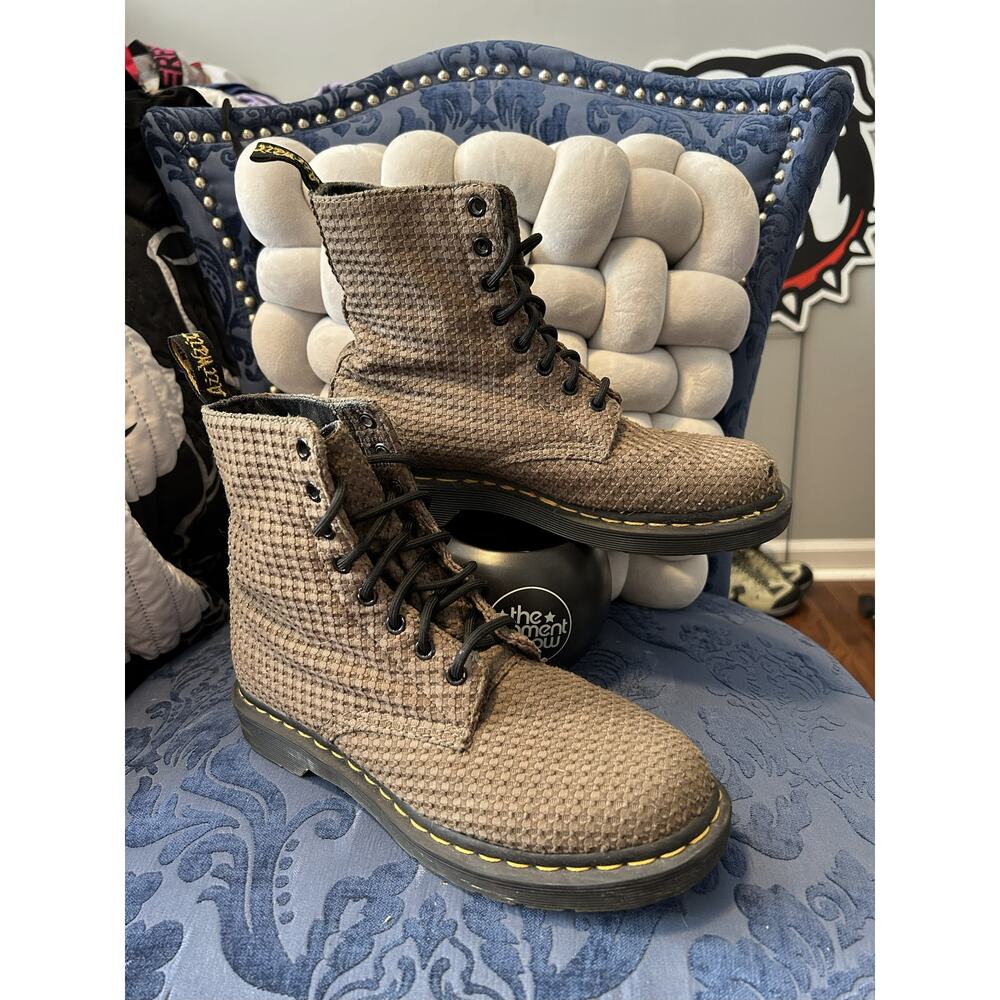 Dr Martens Page Light Brown Waffle Fabric size 8/EU 39